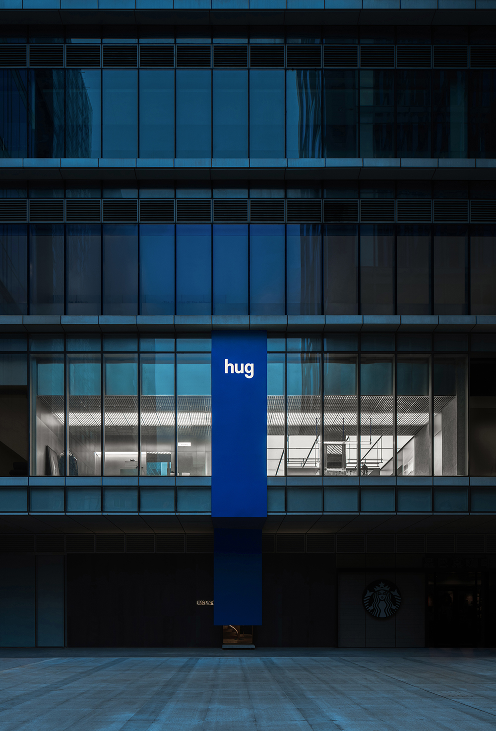 hug (THEATRUIM) New Concept Store